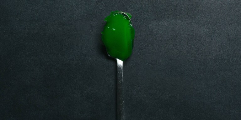 Una cuchara con gelatina verde
