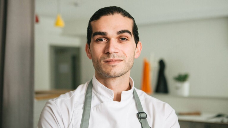 Jozef Youssef en la cocina de su restaurante