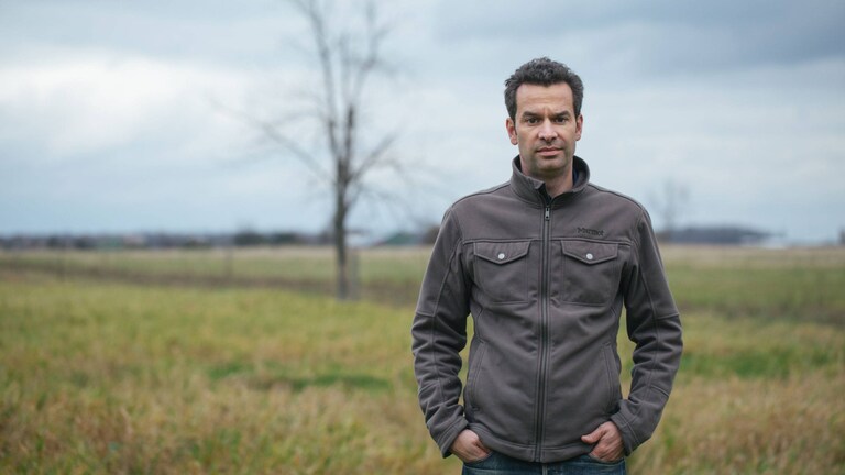 Mark Schatzker en un campo de hierba