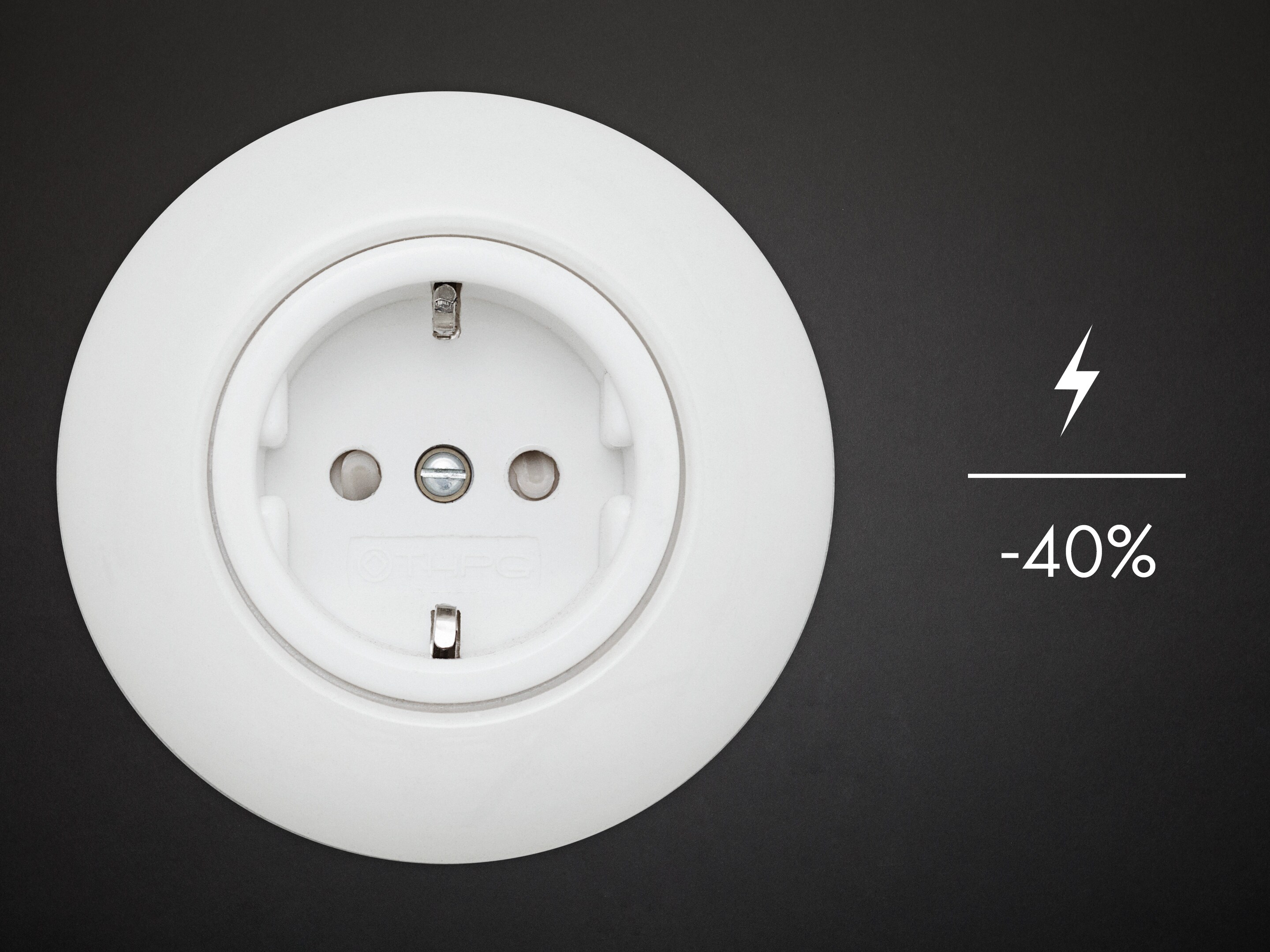 Diagrama de un enchufe indicando la cantidad de energía que puede ahorrar con una lavadora secadora AEG