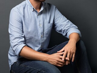 Hombre con una camisa perfecta recién lavada