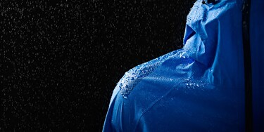 Una chaqueta impermeable azul