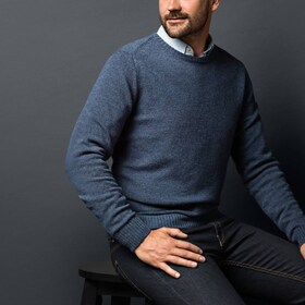 Hombre con jersey azul