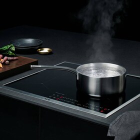 Cacerola con agua hirviendo sobre una placa de inducción AEG