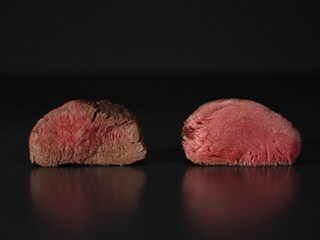 Imagen comparativa de dos filetes. El filete de la derecha, cocinado con vapor, está suculento y con un apetitoso color. Sin embargo, el de la izquierda se ha encogido y tiene aspecto seco.
