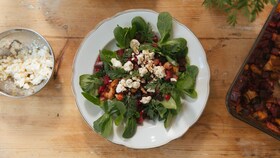 Imagen de una ensalada césar vegetariana desde arriba