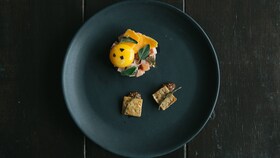 Un plato magníficamente emplatada desde arriba