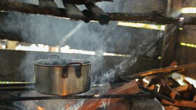 Olla con alimentos al vapor en una cabaña de un pueblo de Colombia
