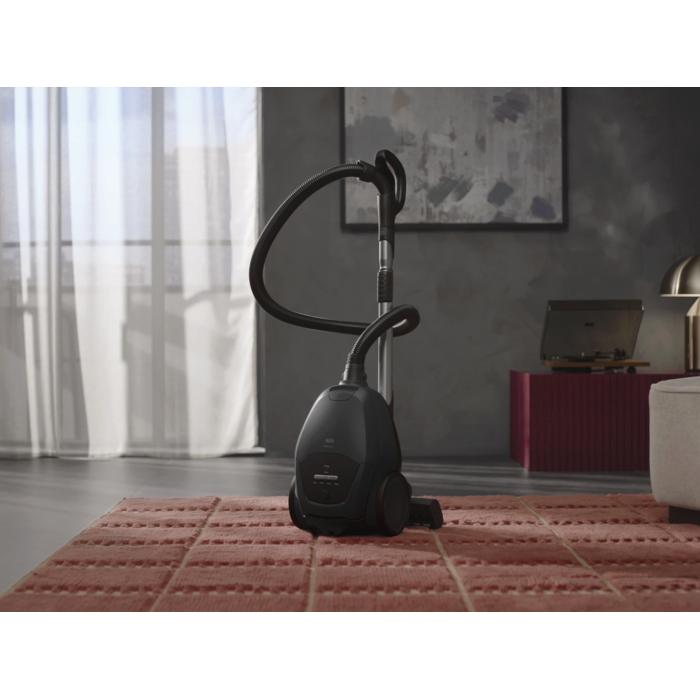 7000 Silent Bagged Cleaner. High performance, silent power.