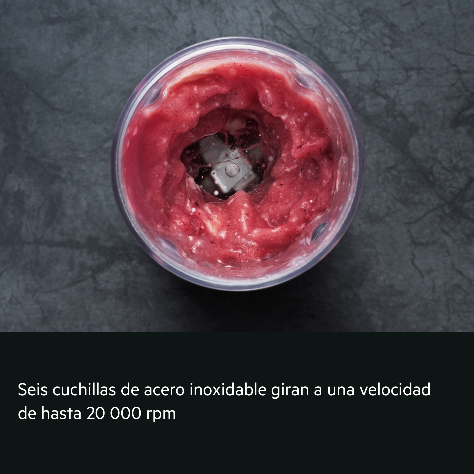 Seis cuchillas de acero inoxidable giran a una velocidad de hasta 20 000 rpm