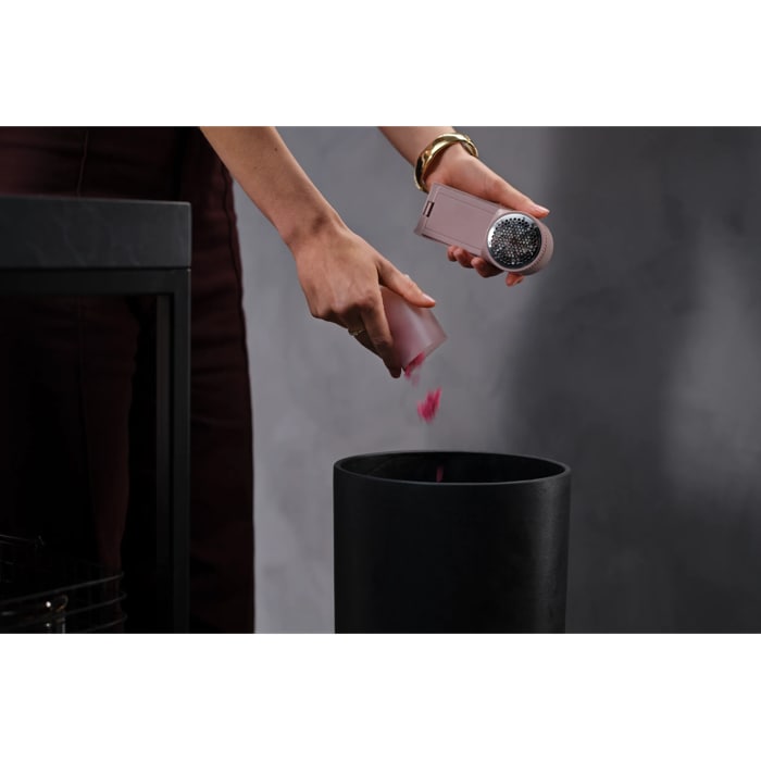 Transparent, detachable lint container.