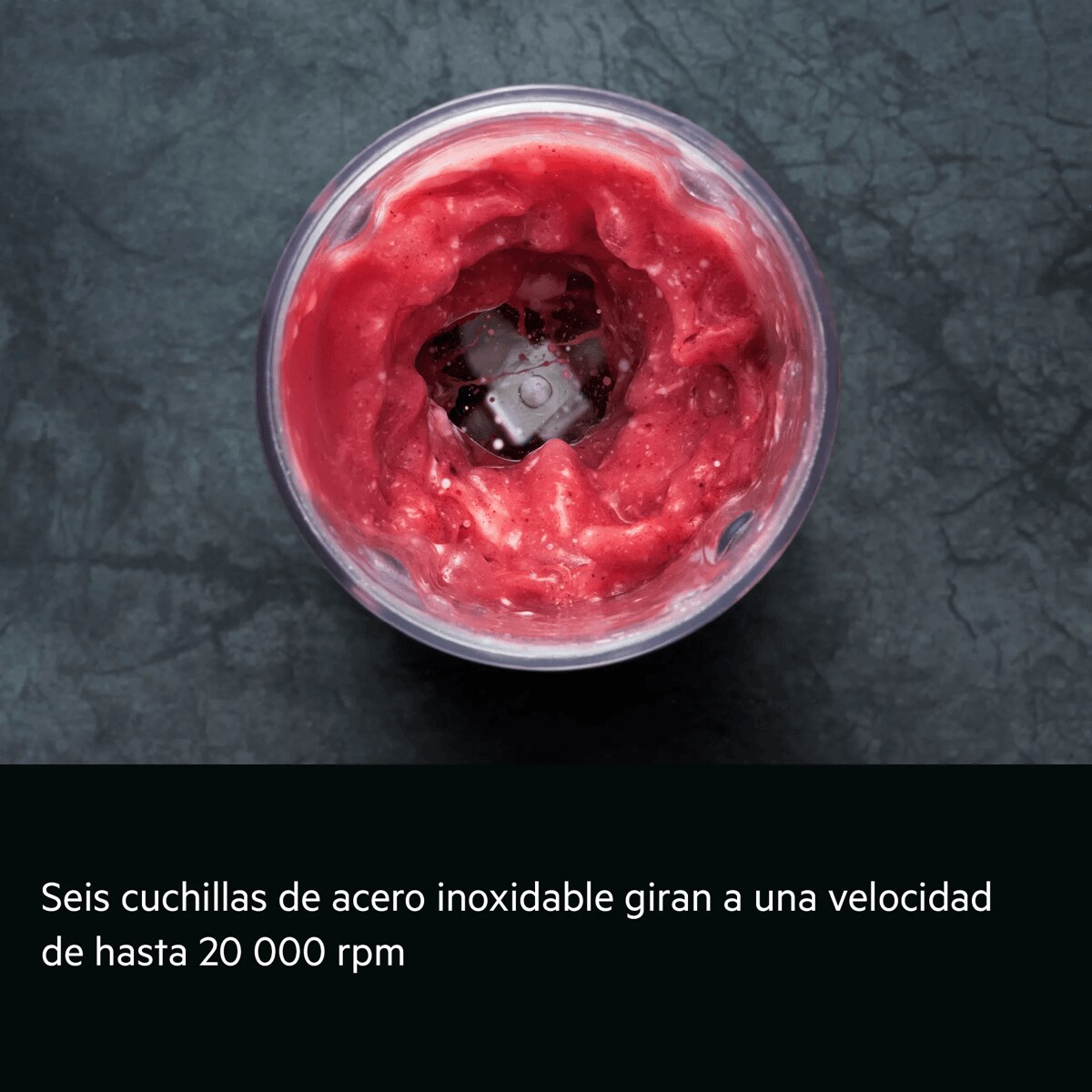 Seis cuchillas de acero inoxidable giran a una velocidad de hasta 20 000 rpm