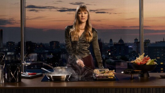 Mujer en una cocina moderna