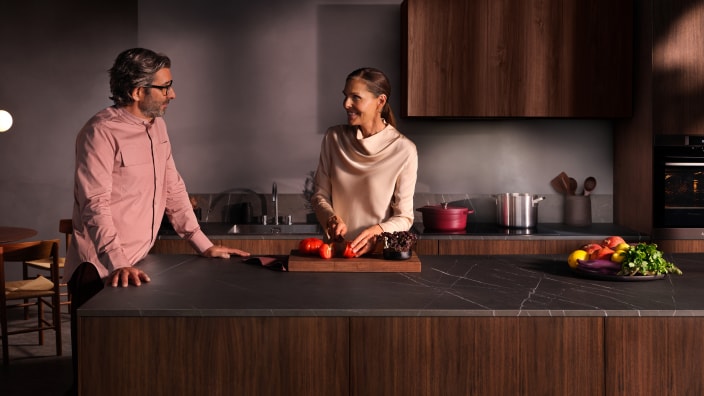 Las nuevas funciones de AutoSense pueden detectar automáticamente malos olores en la cocina. Ajusta la velocidad del ventilador y limpia el aire con un ruido mínimo. Las campanas con AutoSense aumentan y reducen automáticamente la potencia del ventilador.