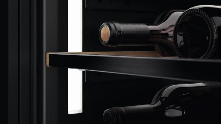 Con la nueva bisagra, hemos conseguido una alineación perfecta de la puerta, que requiere menos espacio entre los armarios de la cocina.