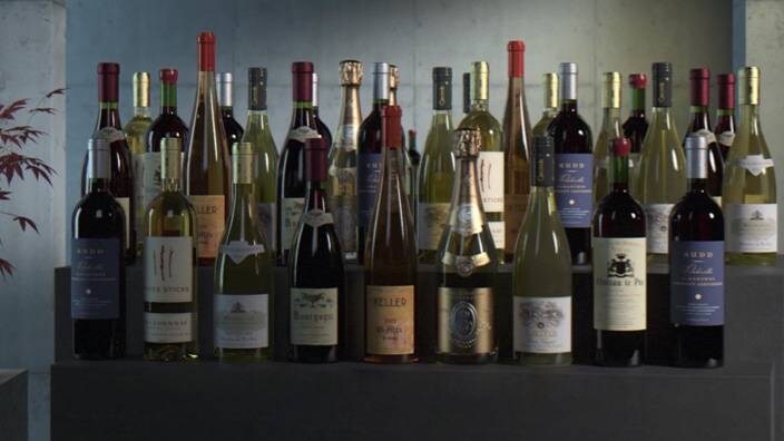 Botellas de vino en la encimera de la cocina