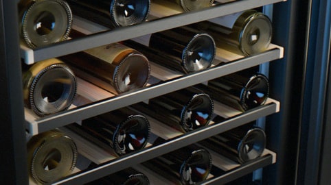 Botellas de vino en sus estantes