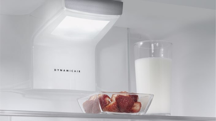 Fresas y leche en un frigorífico