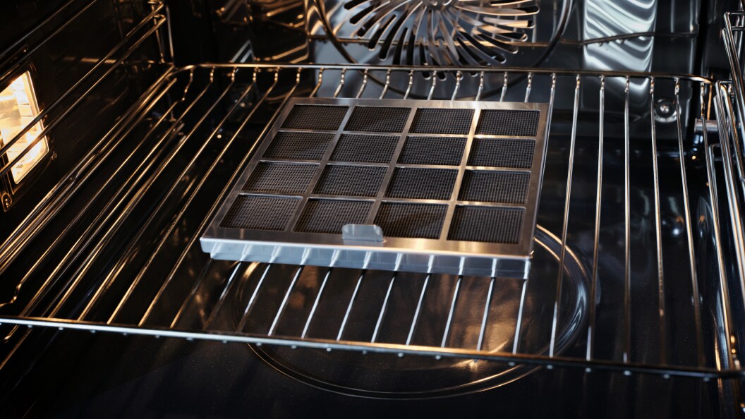 Primer plano de un filtro de carbón AEG dentro de un horno.