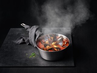 Sartén con marisco al fuego