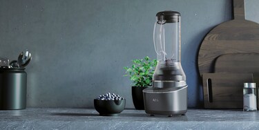 Batidora de vaso sobre encimera con arándanos