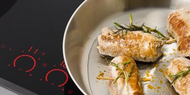 Selección de utensilios para inducción cocinando sobre una placa de inducción AEG