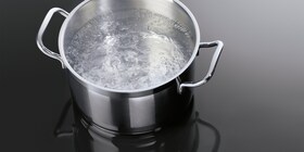 Cacerola con agua hirviendo sobre una placa de inducción AEG