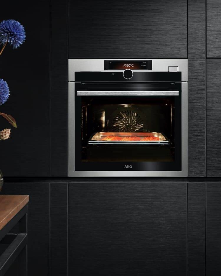 Hornos AEG de la Serie 8000 SteamBoost