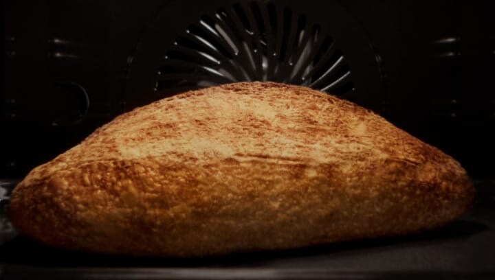 Un pan horneado en un horno con vapor. 