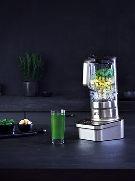 Batidora de vaso preparand un batido de plátano, kiwi y espinacas