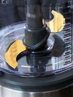 Primer plano de las cuchillas del procesador de cocina