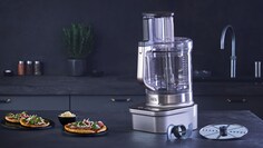 Procesador de cocina junto a unas pizzas recién horneadas