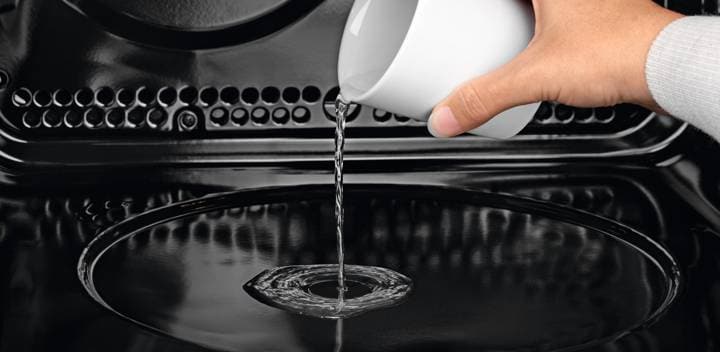 Verter agua en la cavidad del horno de vapor multifunción PlusSteam