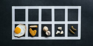 Alimentos seleccionados sobre una mesa