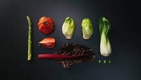 Espárragos, lechuga variada y tomates corazón de buey