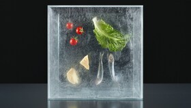 Selección de alimentos que se deben enfriar, como la lechuga y el pescado