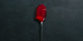 Una cuchara con gelatina roja