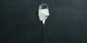 Una cuchara con gelatina blanca