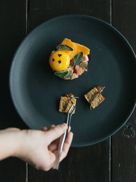 Plato de comida gourmet perfectamente presentado