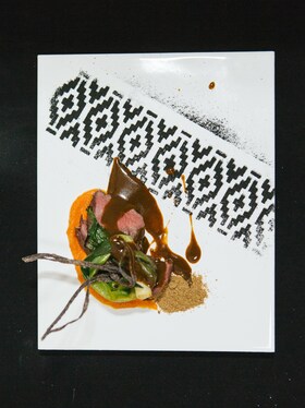 Un plato de comida gourmet perfectamente presentado