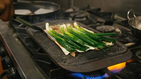 Cebolletas friéndose a la plancha
