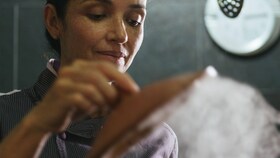 Catalina Vélez cocinando