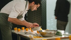 Jozef Youssef dando el toque final a un plato