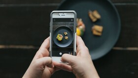 Un chef haciendo una foto de comida con una presentación perfecta