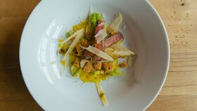 Ensalada César de Ludwig Maurer con ternera Wagyu