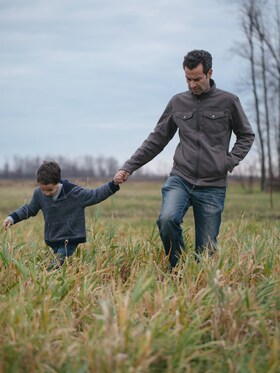 Mark Schatzker y su hijo caminando por una pradera