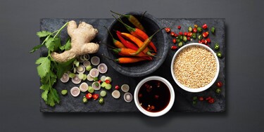 Selección de ingredientes aromáticos como: jengibre, chile, cebolletas y semillas de sésamo