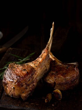 Carne deliciosa y suculenta cocinada a la perfección con vapor