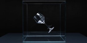 Copa de vino de cristal transparente suspendida en un cubo
