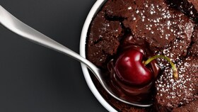 Cremoso pudín de chocolate cocinado en un horno de vapor con una textura perfecta